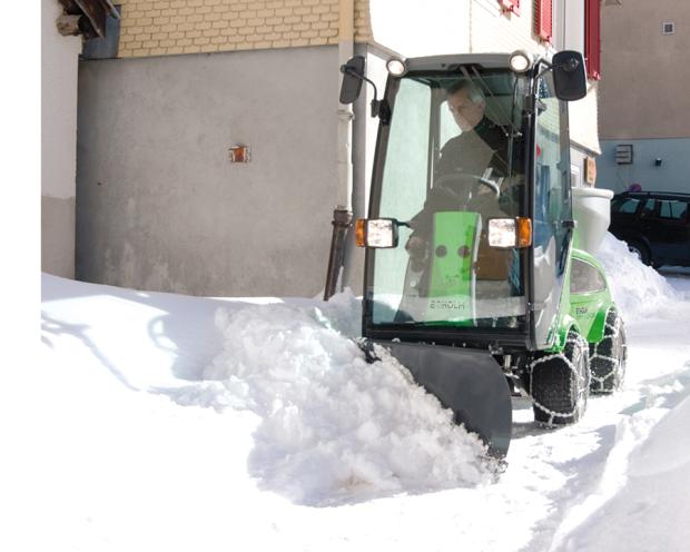 Egholm City Ranger 2260 skoffer snø med snøplog og har kjetting på hjula