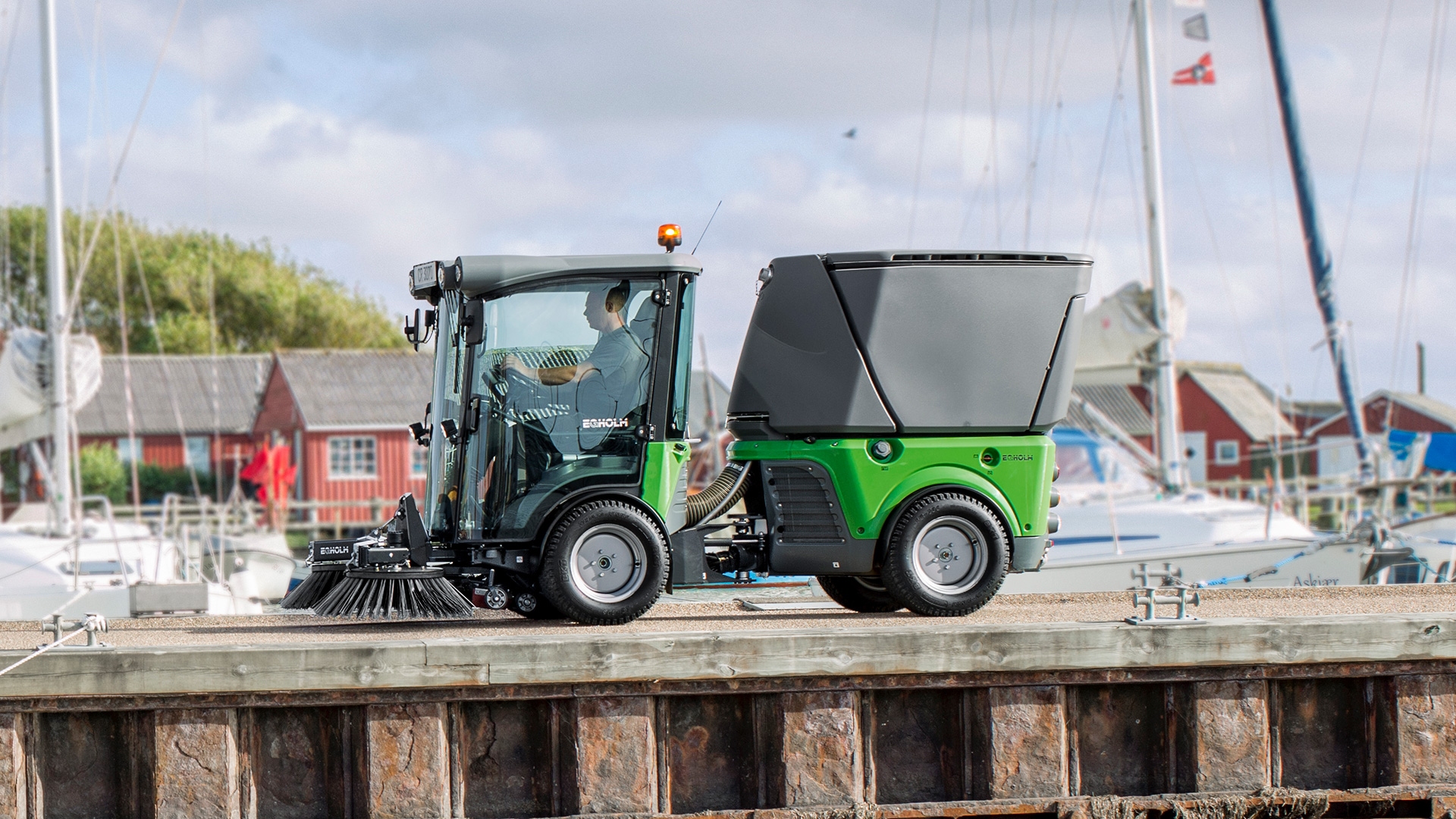 Egholm City Ranger 3070 med feiesystem på kai