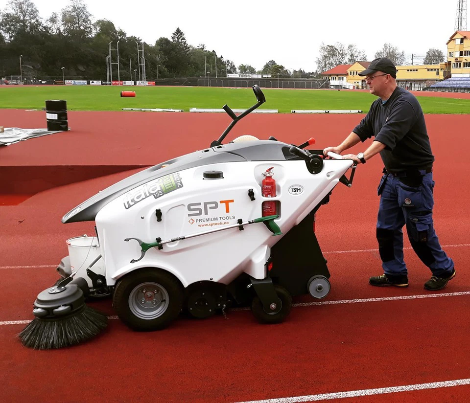 TSM Itala 135 rengjør løpebane